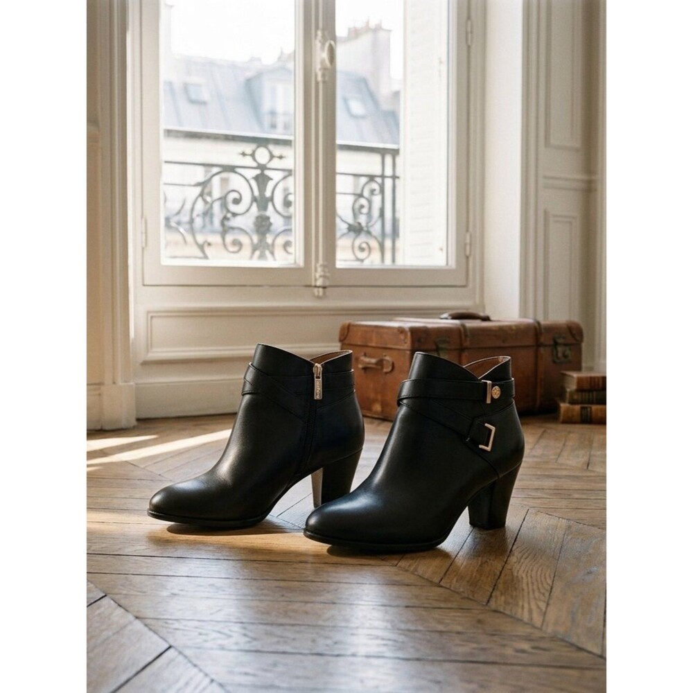 Louise et Cie Black Leather Ankle Boots | Gold Hardware | Size 8.5W Wide